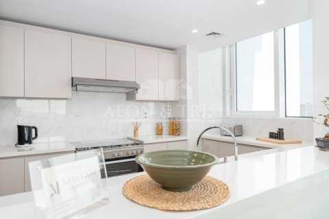 Apartment in Al Kifaf, Dubai 3 bedrooms, 164 sq.m. № 61225 - photo 1