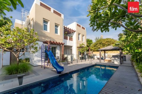 Villa in Dubai 4 bedrooms, 594.6 sq.m. № 113793
