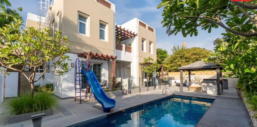 Villa in Dubai 4 bedrooms, 594.6 sq.m. № 113793