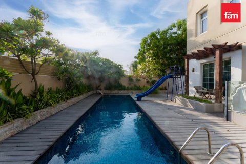 Villa in Dubai 4 bedrooms, 594.6 sq.m. № 113793 - photo 11