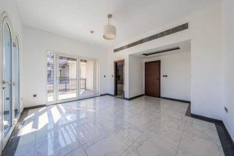 Villa in Dubai 4 bedrooms, 352.8 sq.m. № 113796 - photo 7