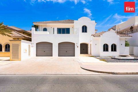 Villa in Palm Jumeirah, Dubai 4 bedrooms, 621.4 sq.m. № 9494 - photo 1