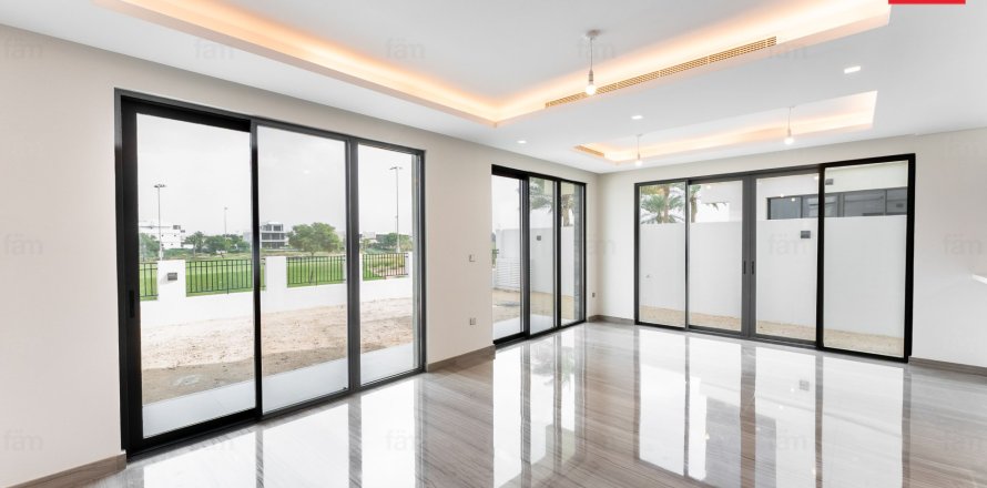 Villa in Dubai 6 bedrooms, 274.2 sq.m. № 84234