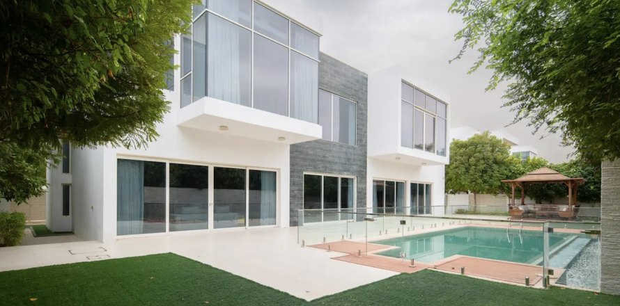 Villa en Dubai, 5 dormitorios, 777 m², № 5576