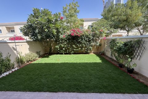 Adosado en Jumeirah Village Triangle, Dubai, 2 dormitorios, 240 m², № 96920
