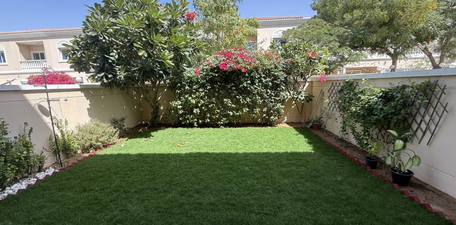 Adosado en Jumeirah Village Triangle, Dubai, 2 dormitorios, 240 m², № 96920