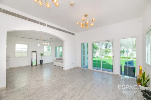 Villa à Jumeirah Village Triangle, Dubai, 2 chambres, 250 m², № 62287 - photo 2