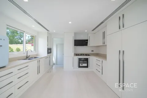 Villa in Meadows, Dubai 4 bedrooms, 332 sq.m. № 61571 - photo 6