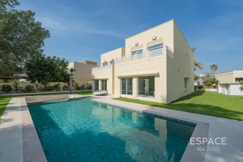 Villa in Meadows, Dubai 4 bedrooms, 332 sq.m. № 61571 - photo 3