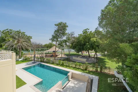 Villa in Meadows, Dubai 4 bedrooms, 332 sq.m. № 61571 - photo 1