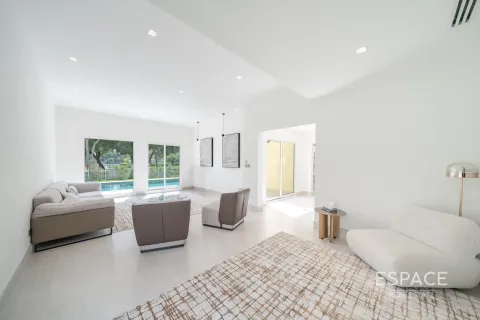 Villa in Meadows, Dubai 4 bedrooms, 332 sq.m. № 61571 - photo 7