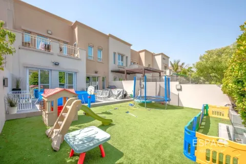 Купить виллу в The Lakes, Дубай: 3 спальни, 233м², № 64527 - фото 1