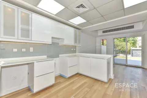 Купить виллу в The Lakes, Дубай: 3 спальни, 233м², № 64527 - фото 5