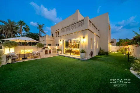 Купить виллу в The Lakes, Дубай: 4 спальни, 336м², № 64525 - фото 3