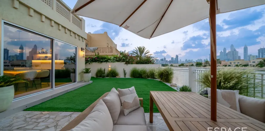 Вилла в The Lakes, Дубай, 4 спальни, 336м², № 64525