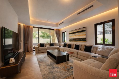 Купить виллу в Дубае: 3 спальни, 405м², № 99962 - фото 10