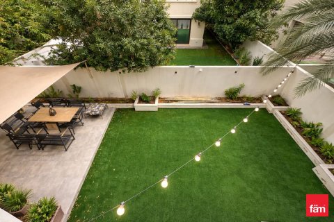 Купить виллу в Дубае: 3 спальни, 405м², № 99962 - фото 2