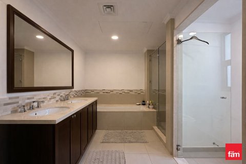 Купить виллу в Дубае: 3 спальни, 405м², № 99962 - фото 11