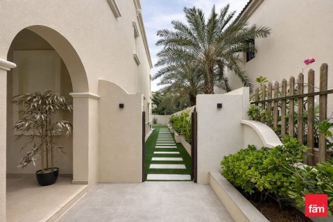 Купить виллу в Дубае: 3 спальни, 405м², № 99962 - фото 8