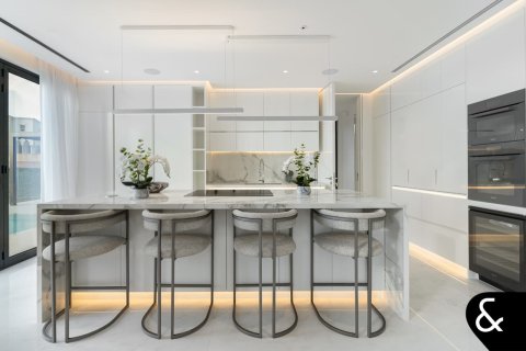 Villa in Jumeirah Islands, Dubai 4 bedrooms, 534 sq.m. № 74494 - photo 14