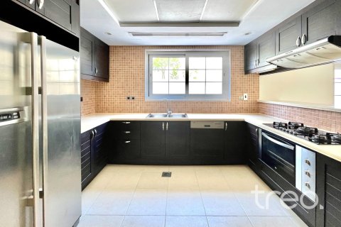 Villa in Legacy, Jumeirah Park, Dubai 3 bedrooms, 327.67 sq.m. № 136249 - photo 4