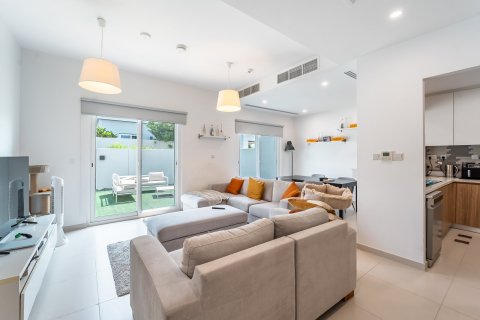 Купить виллу в Дубае: 3 спальни, 161м², № 97193 - фото 2