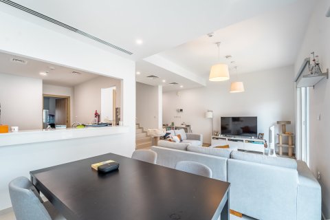 Купить виллу в Дубае: 3 спальни, 161м², № 97193 - фото 5