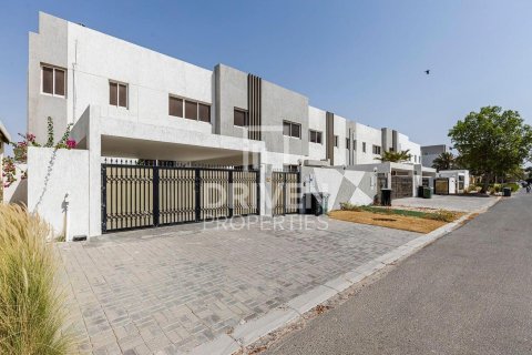 Villa à Umm Suqeim, Dubai, 5 chambres, 3716.12 m², № 128701