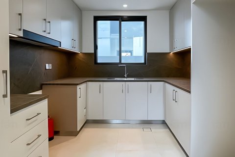 Снять в аренду виллу в Дубае: 4 спальни, 456м², № 67524 - фото 10