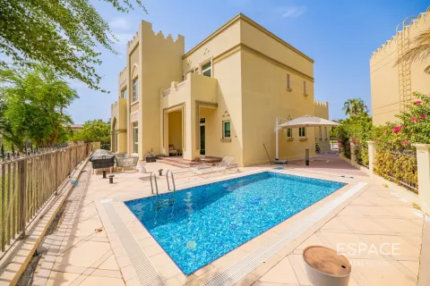 Снять в аренду виллу в Jumeirah Islands, Дубай: 4 спальни, 509м², № 62165 - фото 1