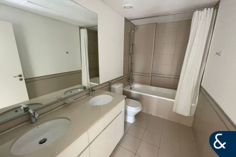 Снять в аренду квартиру в Zahra Breeze Apartments, Town Square, Дубай: 3 спальни, 223м², № 76285 - фото 10