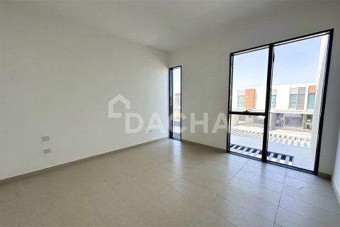 Снять в аренду квартиру в Dubai Land, Дубай: 4 спальни, 244.7м², № 6589 - фото 6