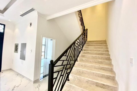 Villa in Al Barsha, Dubai 5 bedrooms, 1016.6 sq.m. № 52554 - photo 4