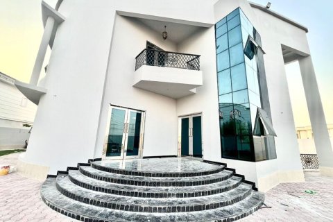Villa in Al Barsha, Dubai 5 bedrooms, 1393.5 sq.m. № 52558 - photo 8