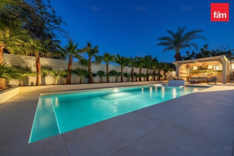 Villa en Dubai, 5 dormitorios, 593.2 m², № 86039