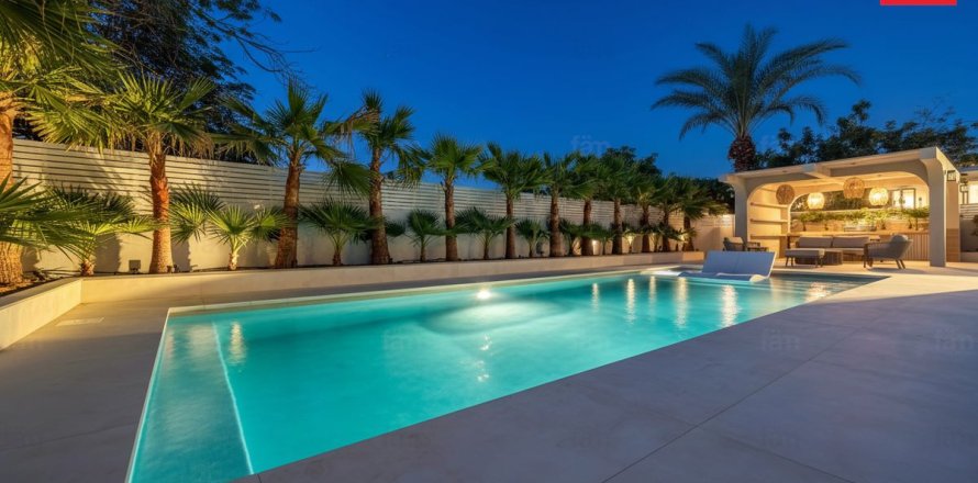 Villa en Dubai, 5 dormitorios, 593.2 m², № 86039