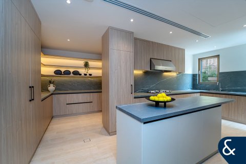 Villa en Victory Heights, Dubai Sports City, Dubai, 5 dormitorios, 557 m², № 78969 - foto 4