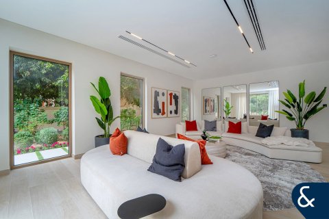 Villa en Victory Heights, Dubai Sports City, Dubai, 5 dormitorios, 557 m², № 78969 - foto 3