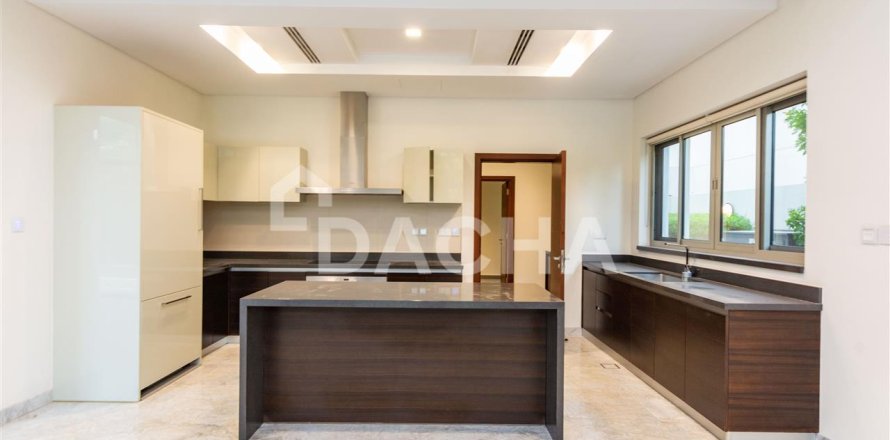 Villa en Dubai, 4 dormitorios, 464.8 m², № 7005