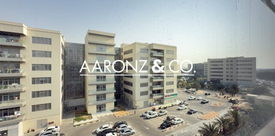 Commercial property in Dubai Investment Park, Dubai 9280.8 sq.m. № 78396