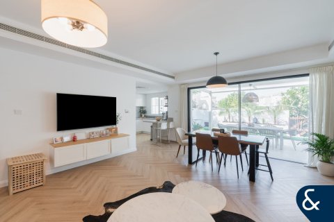 Купить виллу в Арабиан Ранчес, Дубай: 3 спальни, 219м², № 75823 - фото 6