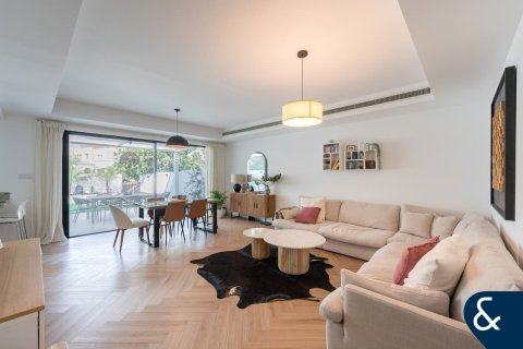 Купить виллу в Арабиан Ранчес, Дубай: 3 спальни, 219м², № 75823 - фото 1