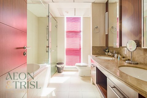 Купить квартиру в Даунтаун Дубай (Даунтаун Бурдж Дубай), Дубай: 3 спальни, 135м², № 60660 - фото 1