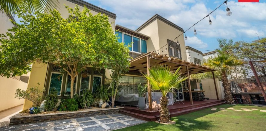 Villa in Jumeirah Park, Dubai 3 bedrooms, 679.9 sq.m. № 49930