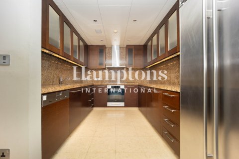 Apartment in Burj Khalifa, Dubai 2 bedrooms, 165.17967594 sq.m. № 113041 - photo 11