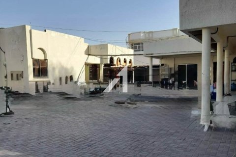 Villa à Dubai, 5 chambres, 929 m², № 42426 - photo 1