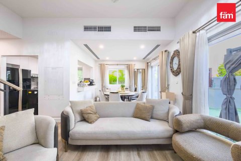Снять в аренду таунхаус в Дубае: 4 спальни, 232.7м², № 110935 - фото 13