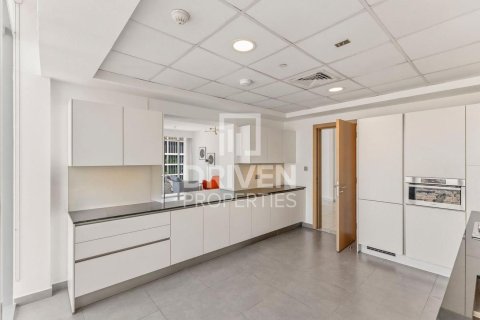 Apartment in Al Satwa, Dubai 3 bedrooms, 244.99 sq.m. № 128190 - photo 19