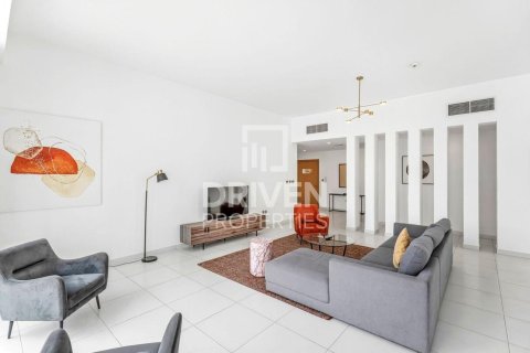 Apartment in Al Satwa, Dubai 3 bedrooms, 222.97 sq.m. № 128188 - photo 7
