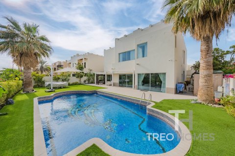 Villa in Meadows, Dubai 5 bedrooms, 465 sq.m. № 13345 - photo 1
